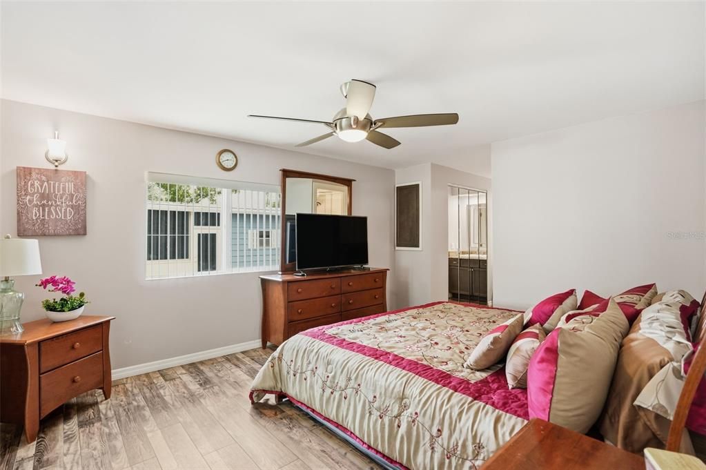 For Sale: $214,900 (2 beds, 2 baths, 1408 Square Feet)