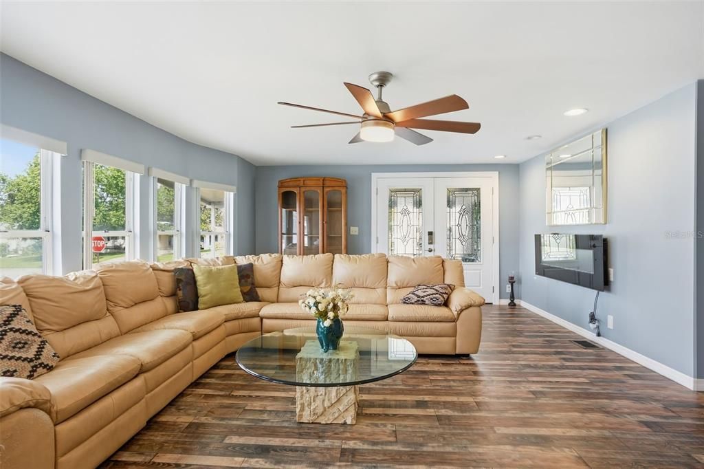 For Sale: $214,900 (2 beds, 2 baths, 1408 Square Feet)