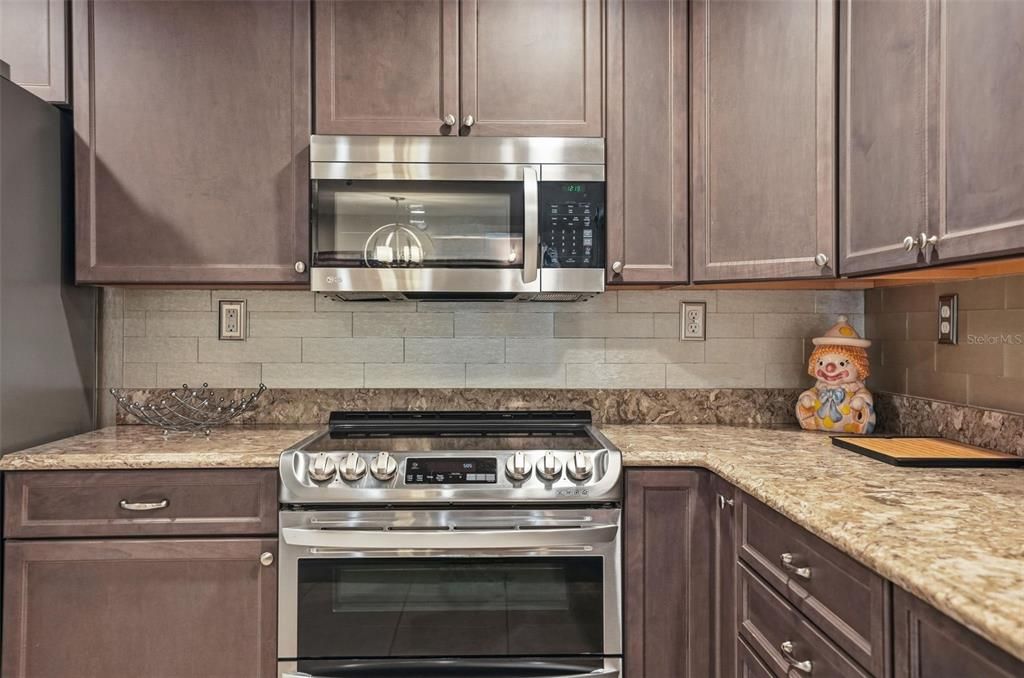 For Sale: $214,900 (2 beds, 2 baths, 1408 Square Feet)