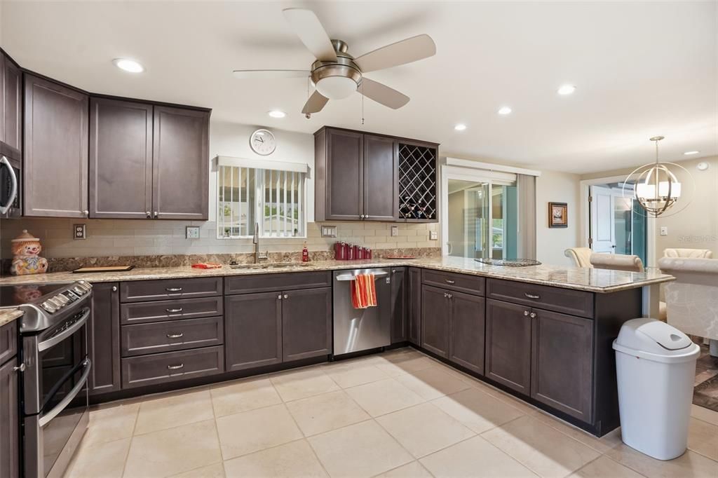 For Sale: $214,900 (2 beds, 2 baths, 1408 Square Feet)