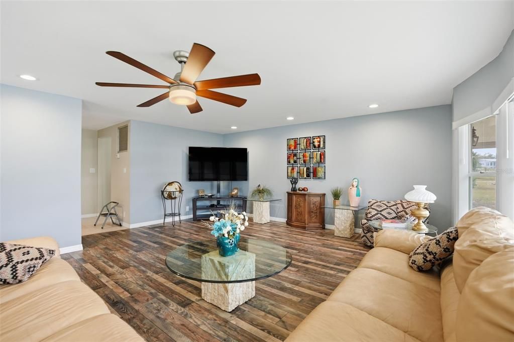 For Sale: $214,900 (2 beds, 2 baths, 1408 Square Feet)