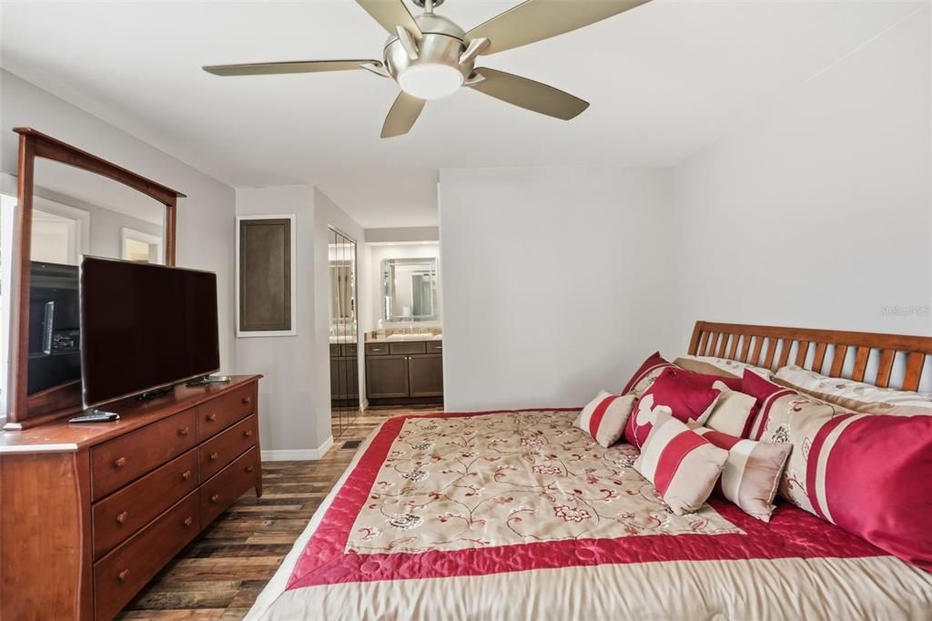 For Sale: $214,900 (2 beds, 2 baths, 1408 Square Feet)