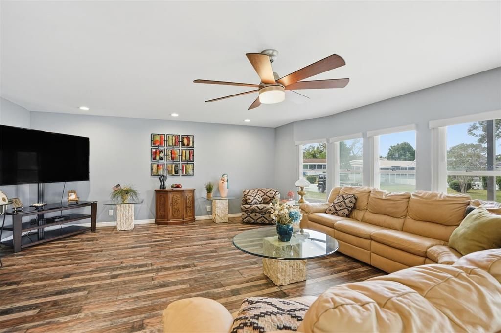 For Sale: $214,900 (2 beds, 2 baths, 1408 Square Feet)