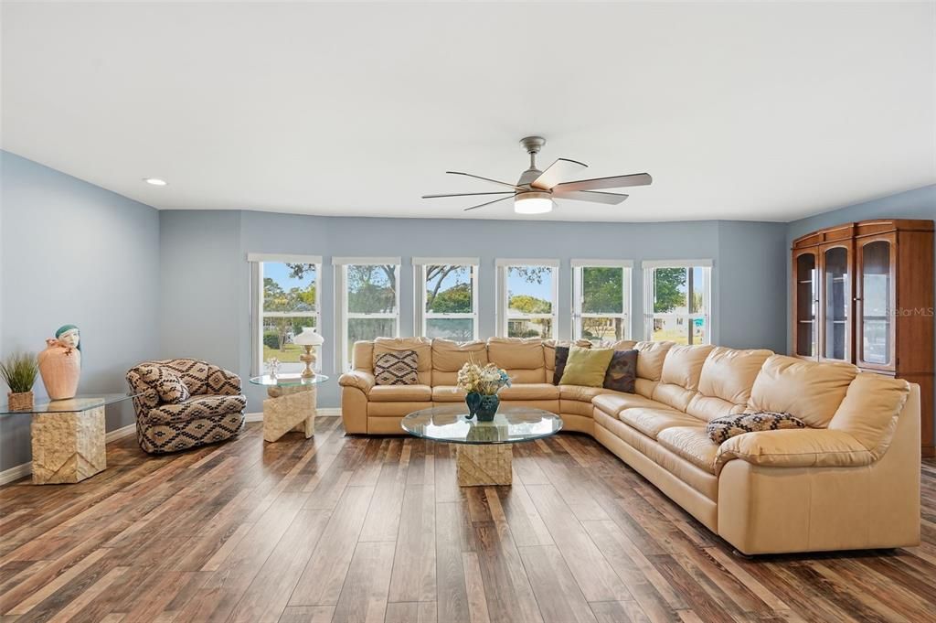 For Sale: $214,900 (2 beds, 2 baths, 1408 Square Feet)