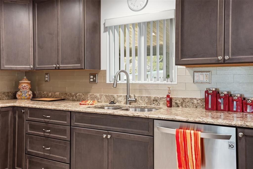 For Sale: $214,900 (2 beds, 2 baths, 1408 Square Feet)