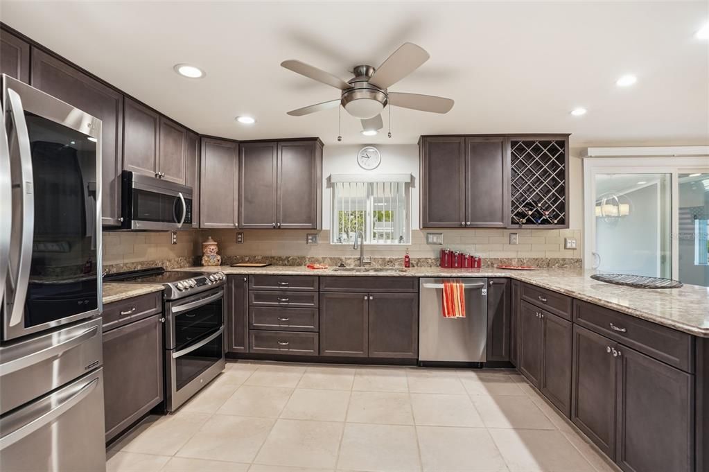 For Sale: $214,900 (2 beds, 2 baths, 1408 Square Feet)