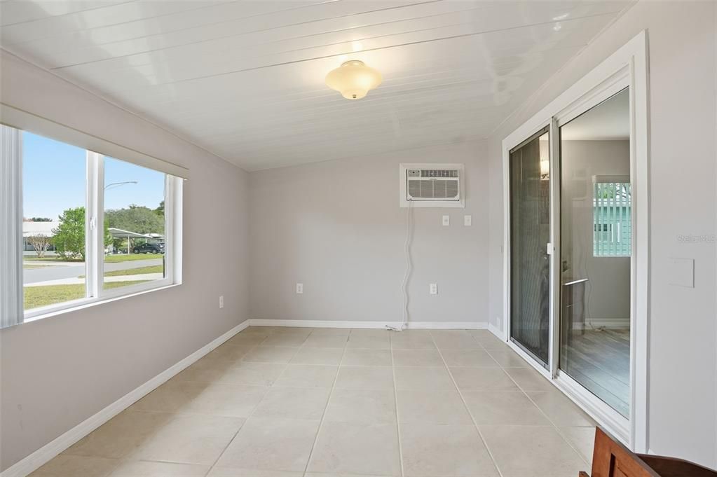 For Sale: $214,900 (2 beds, 2 baths, 1408 Square Feet)