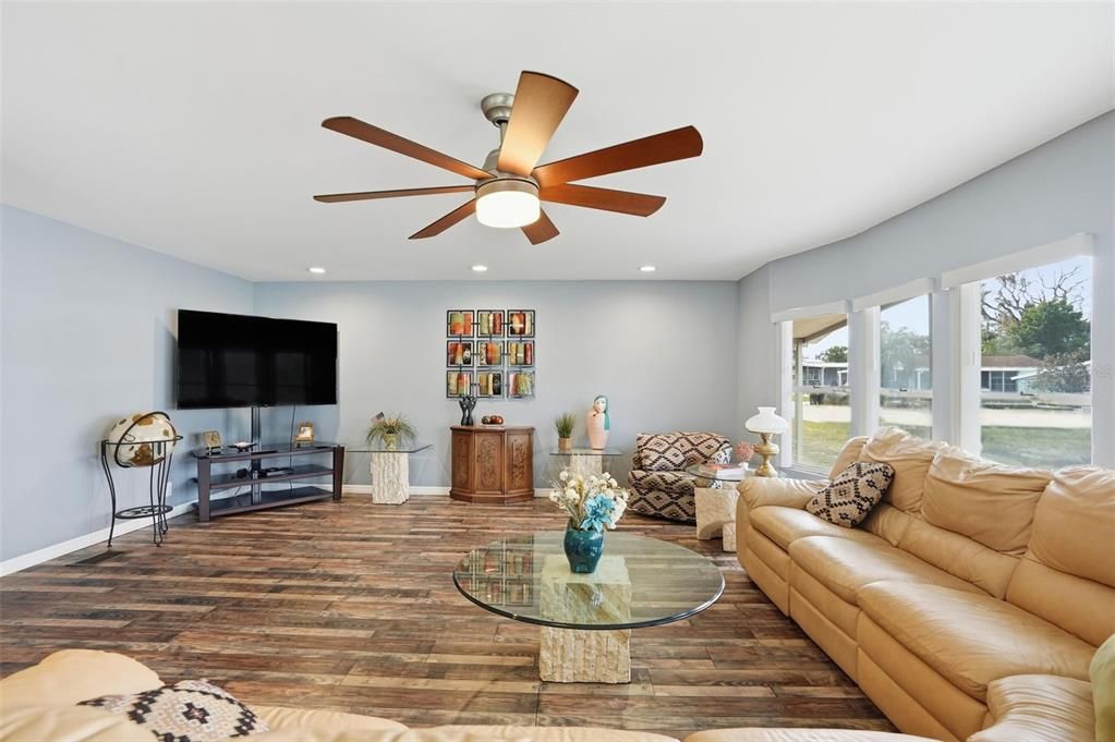 For Sale: $214,900 (2 beds, 2 baths, 1408 Square Feet)