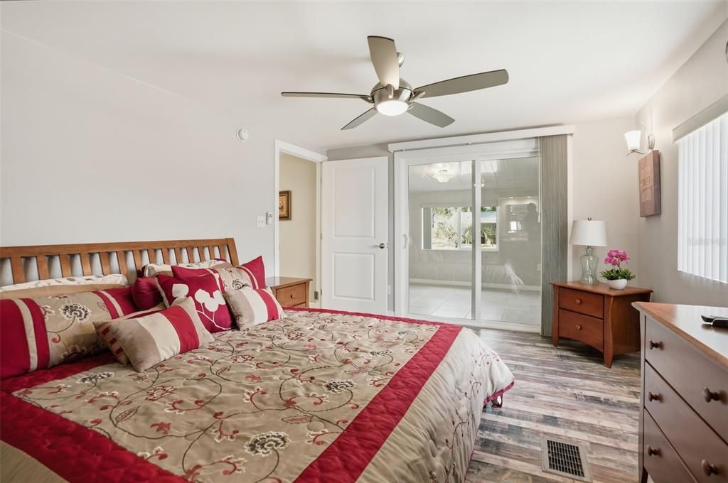 For Sale: $214,900 (2 beds, 2 baths, 1408 Square Feet)