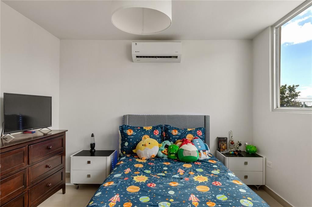 出租: $6,400 (5 贝兹, 2 浴室, 3500 平方英尺)