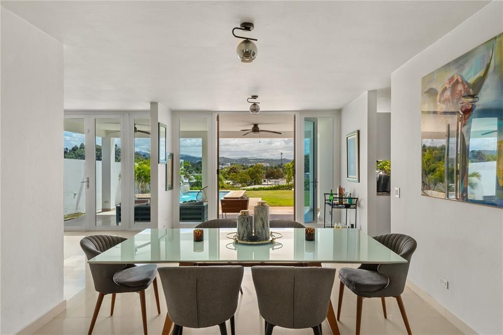 出租: $6,400 (5 贝兹, 2 浴室, 3500 平方英尺)