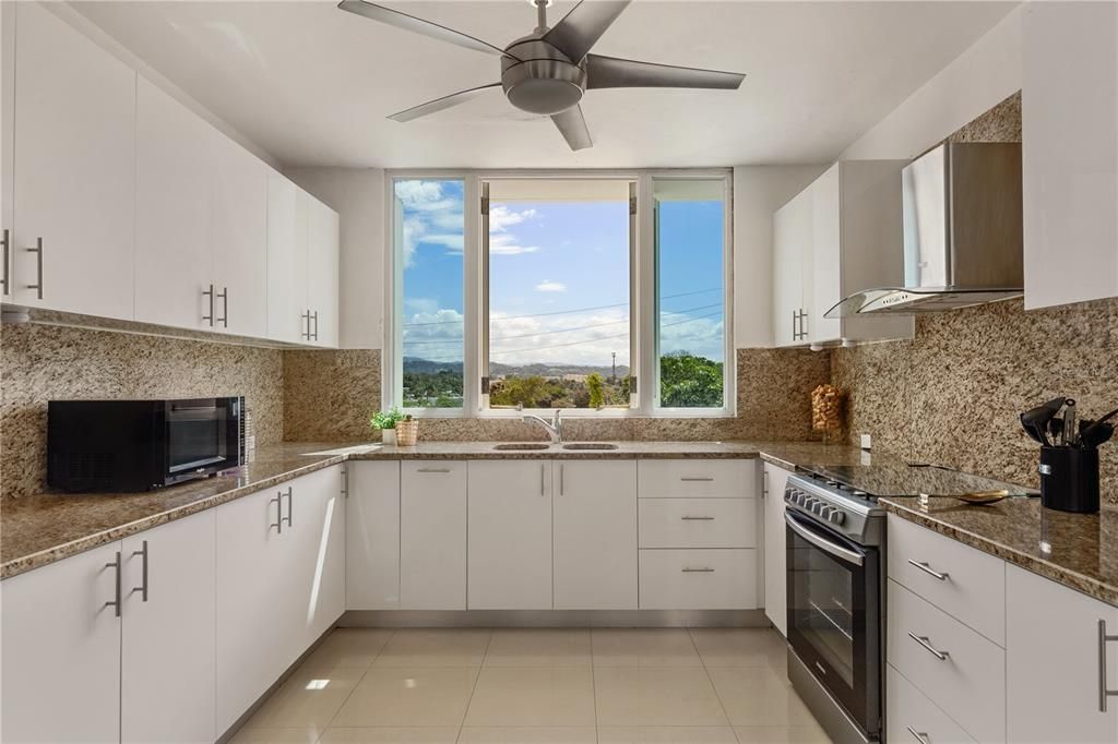 出租: $6,400 (5 贝兹, 2 浴室, 3500 平方英尺)