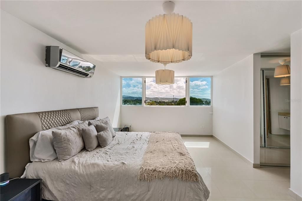 出租: $6,400 (5 贝兹, 2 浴室, 3500 平方英尺)