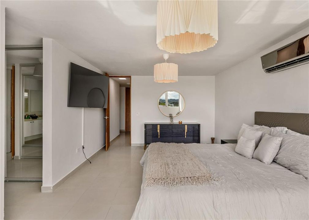 出租: $6,400 (5 贝兹, 2 浴室, 3500 平方英尺)