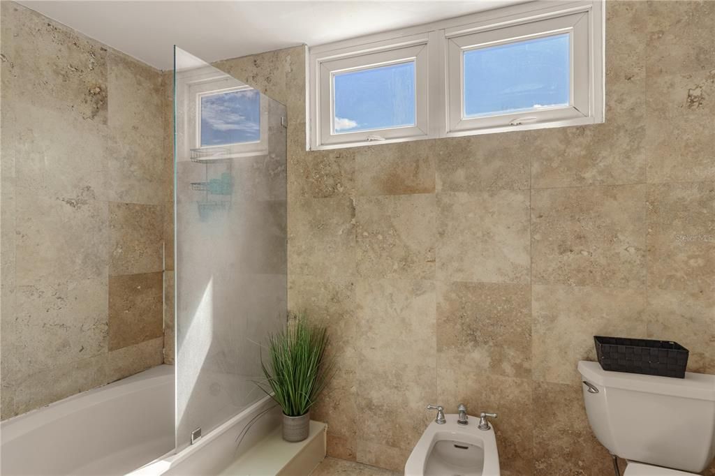 出租: $6,400 (5 贝兹, 2 浴室, 3500 平方英尺)