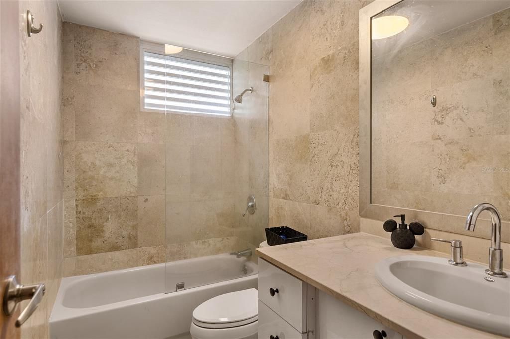 出租: $6,400 (5 贝兹, 2 浴室, 3500 平方英尺)