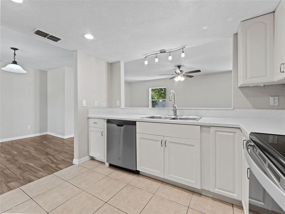 В аренду: $2,150 (3 спален, 2 ванн, 1549 Квадратных фут)