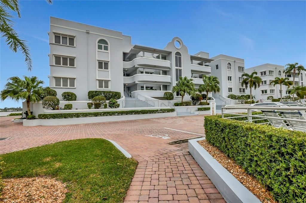 For Sale: $949,000 (3 beds, 2 baths, 2400 Square Feet)