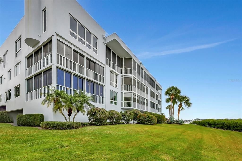 For Sale: $949,000 (3 beds, 2 baths, 2400 Square Feet)