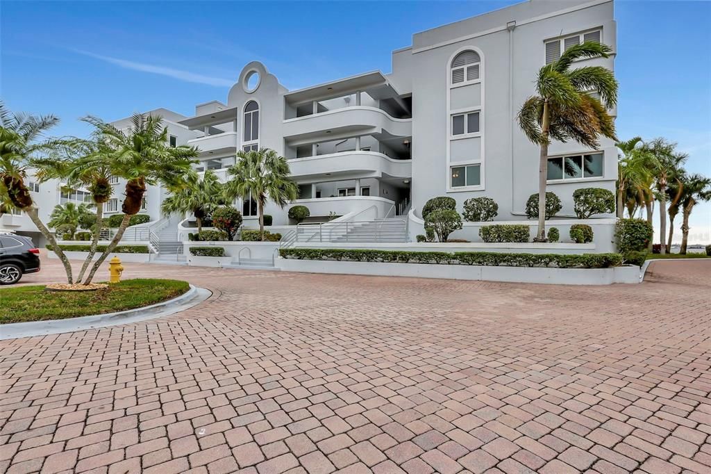 For Sale: $949,000 (3 beds, 2 baths, 2400 Square Feet)