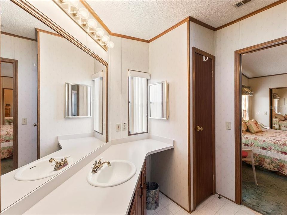 合同活跃: $165,000 (2 贝兹, 2 浴室, 1248 平方英尺)