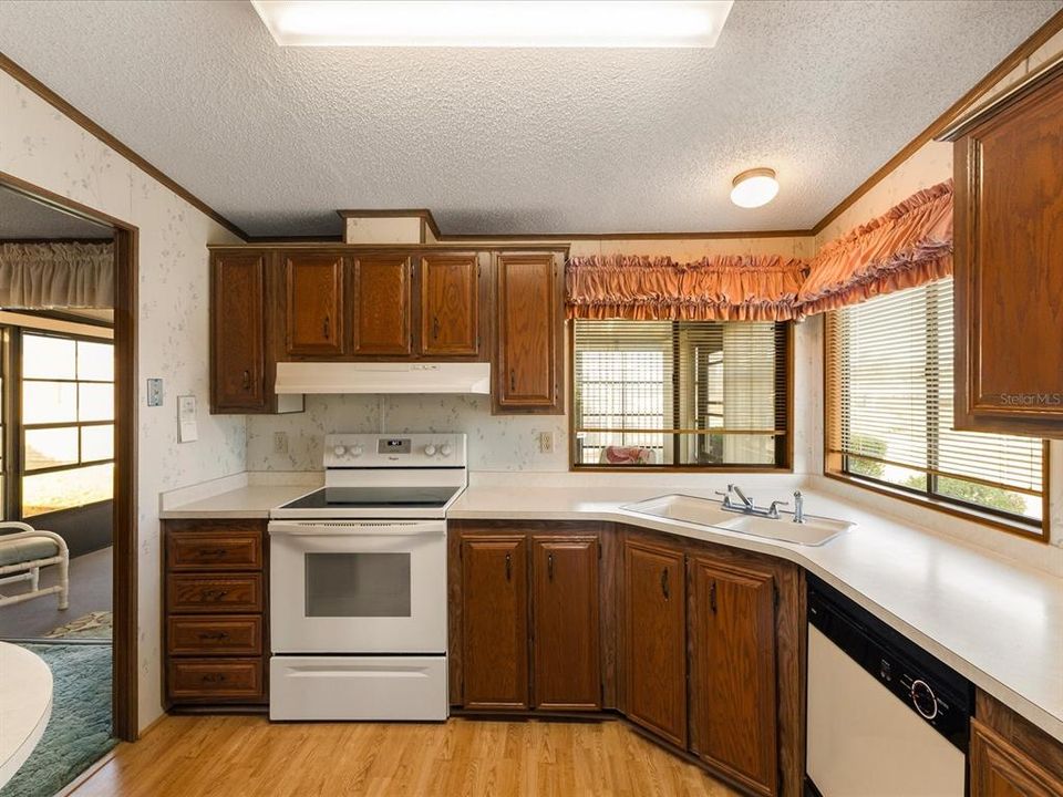 合同活跃: $165,000 (2 贝兹, 2 浴室, 1248 平方英尺)