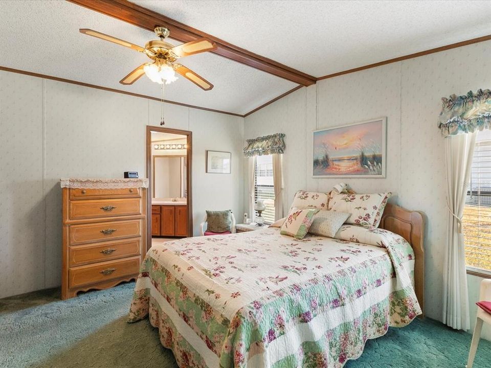 合同活跃: $165,000 (2 贝兹, 2 浴室, 1248 平方英尺)