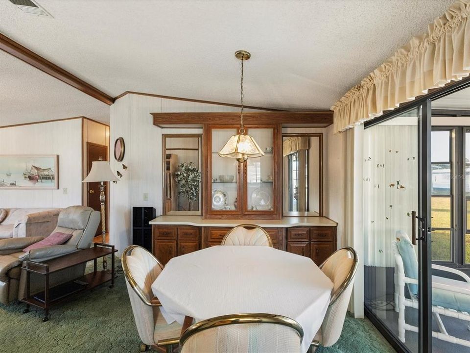 合同活跃: $165,000 (2 贝兹, 2 浴室, 1248 平方英尺)