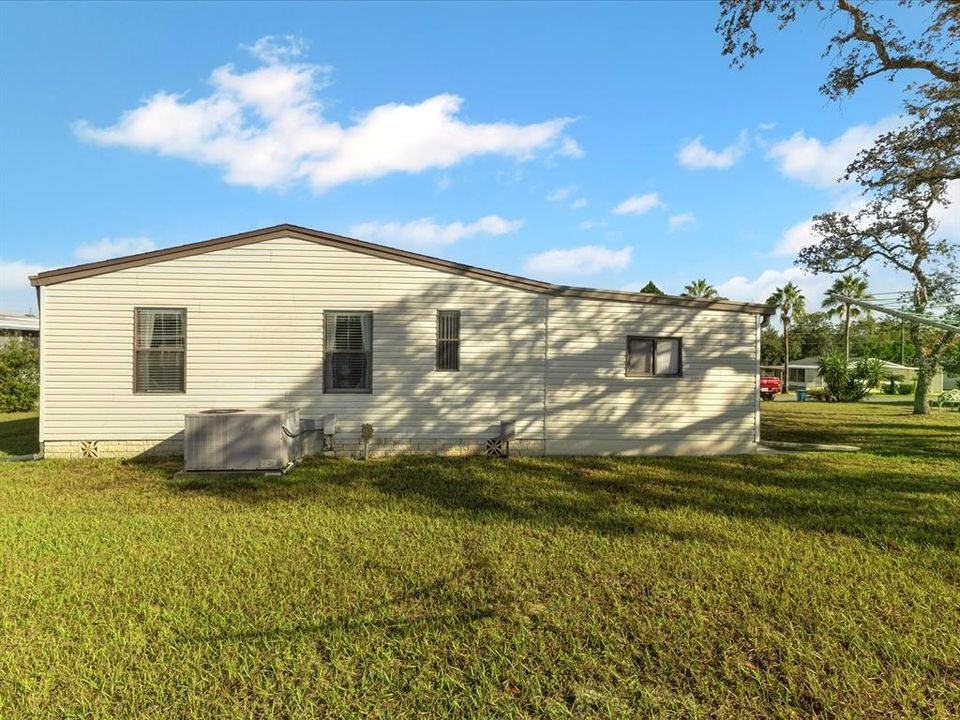 合同活跃: $165,000 (2 贝兹, 2 浴室, 1248 平方英尺)