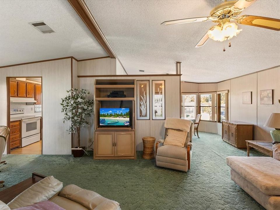 合同活跃: $165,000 (2 贝兹, 2 浴室, 1248 平方英尺)