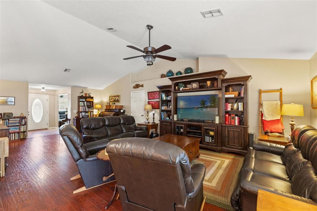 En Venta: $359,000 (4 camas, 2 baños, 2429 Pies cuadrados)