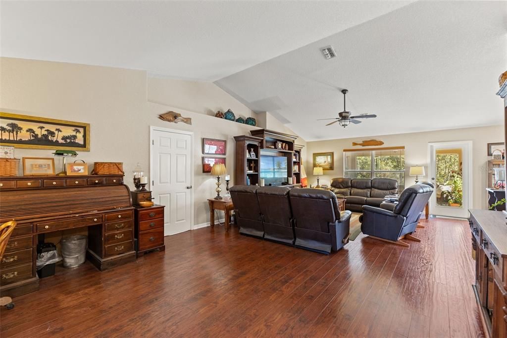 En Venta: $359,000 (4 camas, 2 baños, 2429 Pies cuadrados)