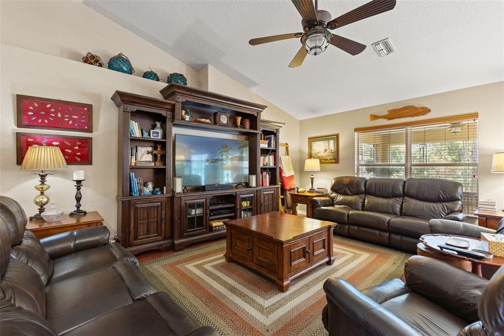 En Venta: $359,000 (4 camas, 2 baños, 2429 Pies cuadrados)