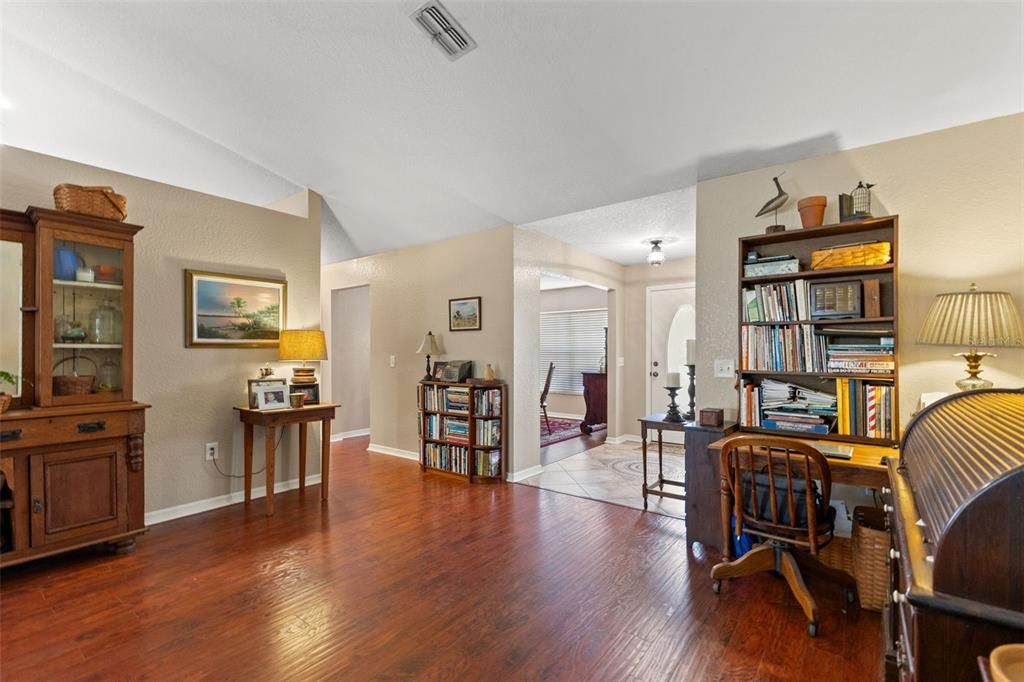 En Venta: $359,000 (4 camas, 2 baños, 2429 Pies cuadrados)