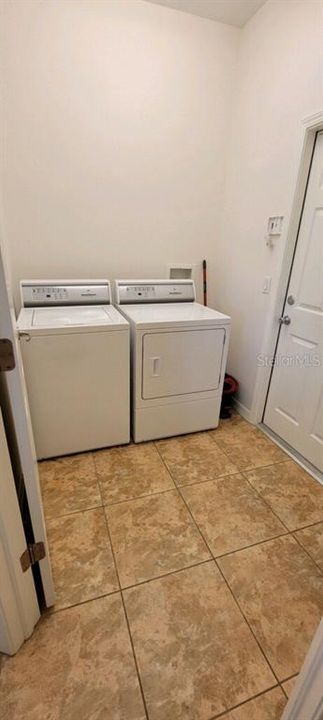 出租: $2,400 (4 贝兹, 3 浴室, 2050 平方英尺)