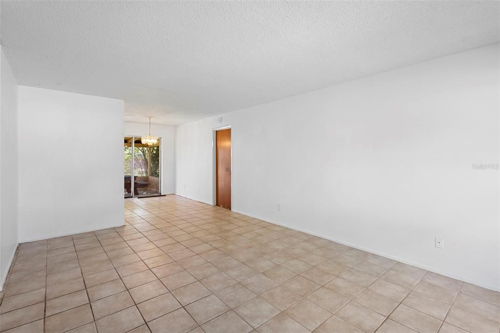 合同活跃: $285,000 (3 贝兹, 2 浴室, 1050 平方英尺)