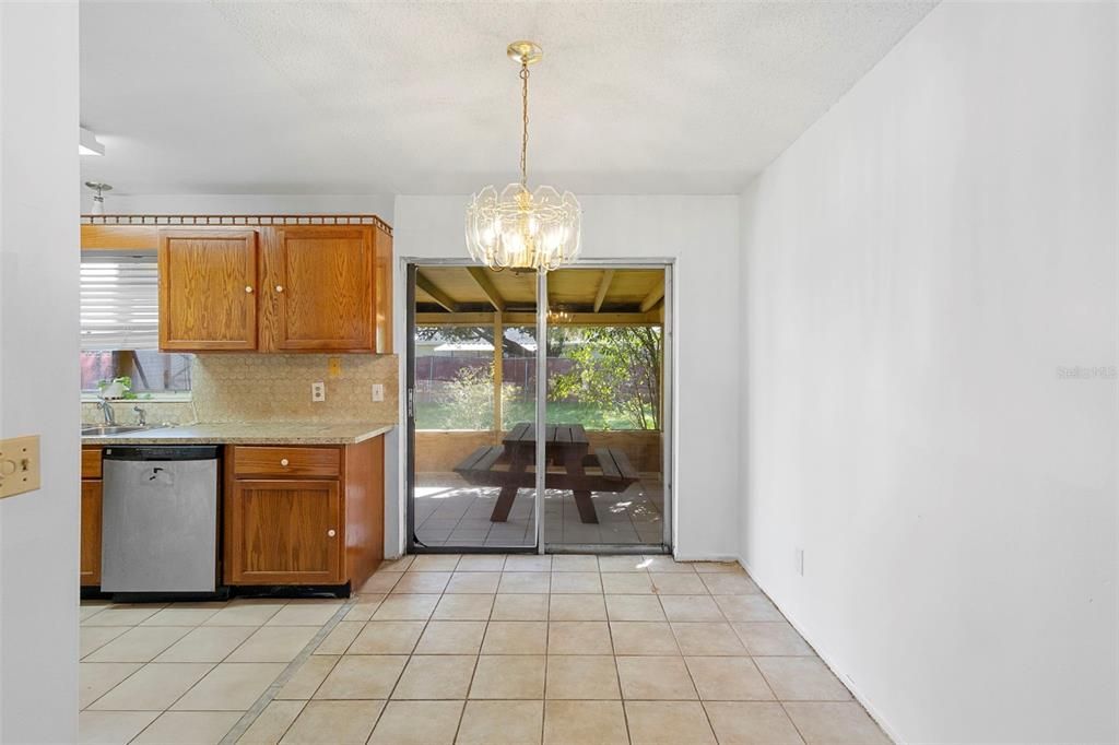 合同活跃: $285,000 (3 贝兹, 2 浴室, 1050 平方英尺)