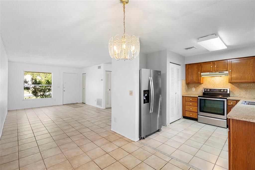 合同活跃: $285,000 (3 贝兹, 2 浴室, 1050 平方英尺)