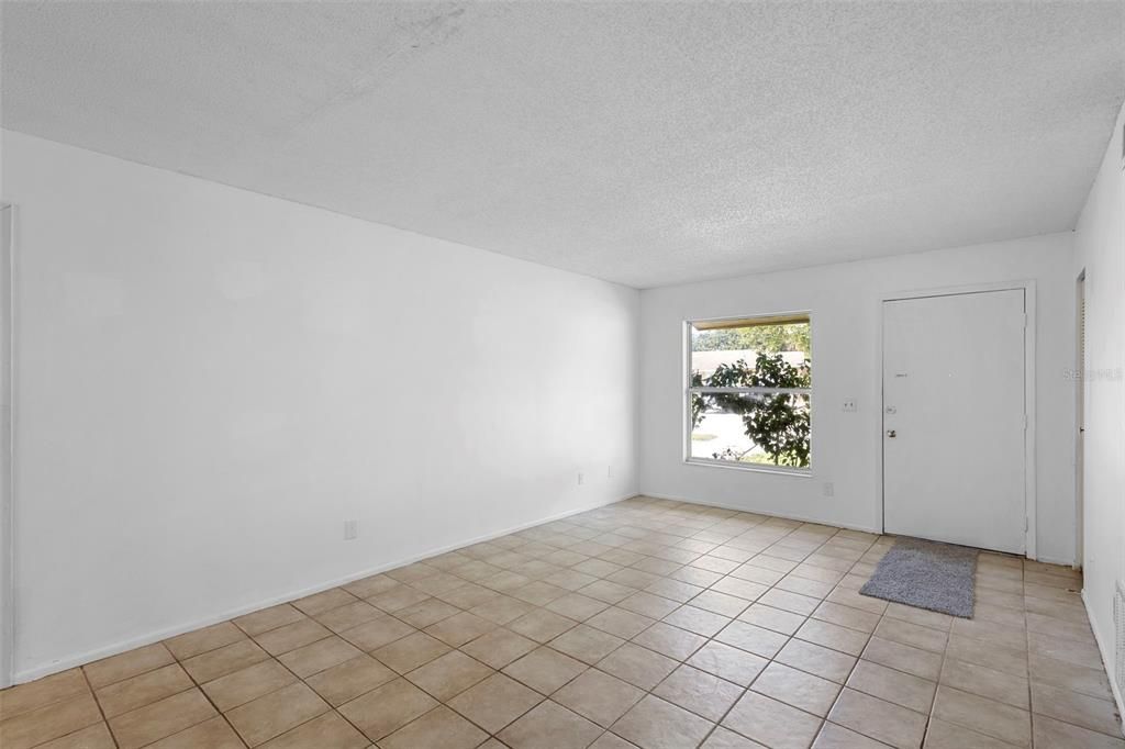 合同活跃: $285,000 (3 贝兹, 2 浴室, 1050 平方英尺)