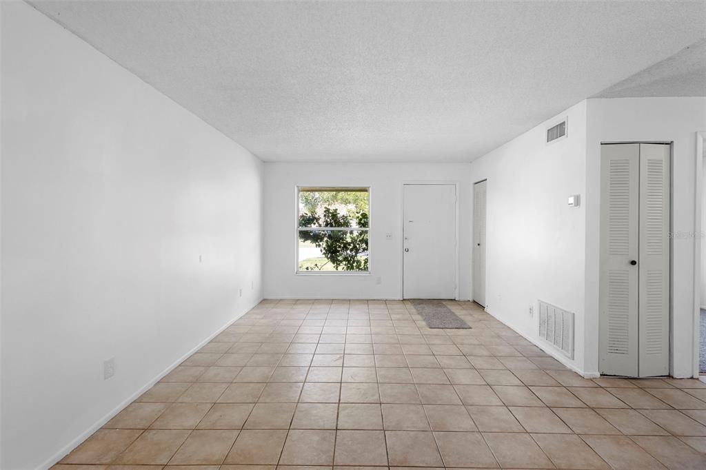 合同活跃: $285,000 (3 贝兹, 2 浴室, 1050 平方英尺)