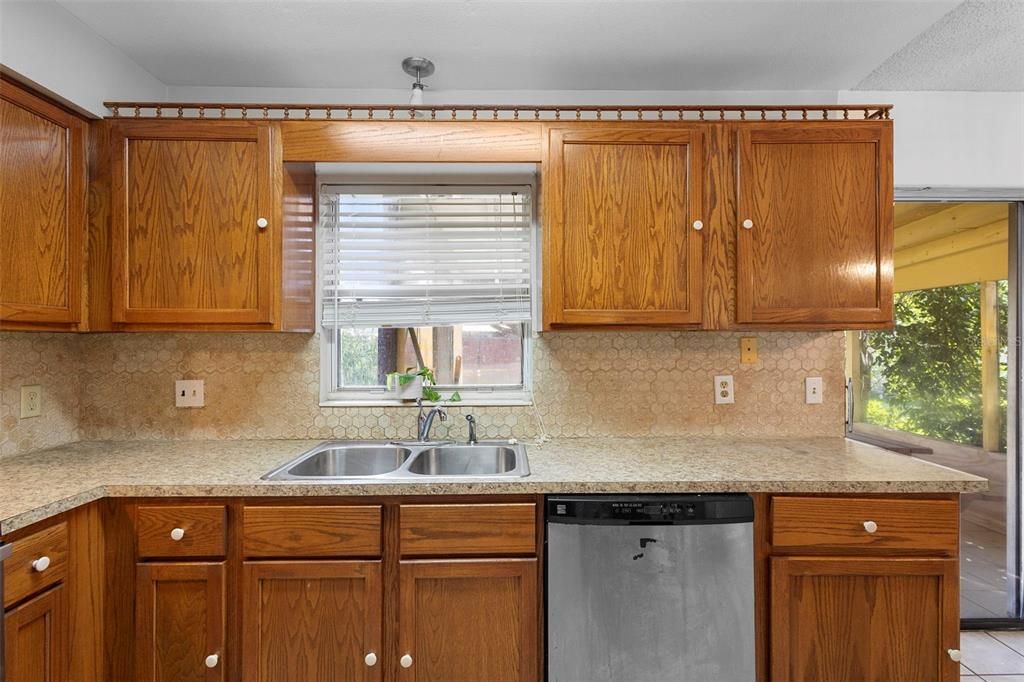 合同活跃: $285,000 (3 贝兹, 2 浴室, 1050 平方英尺)