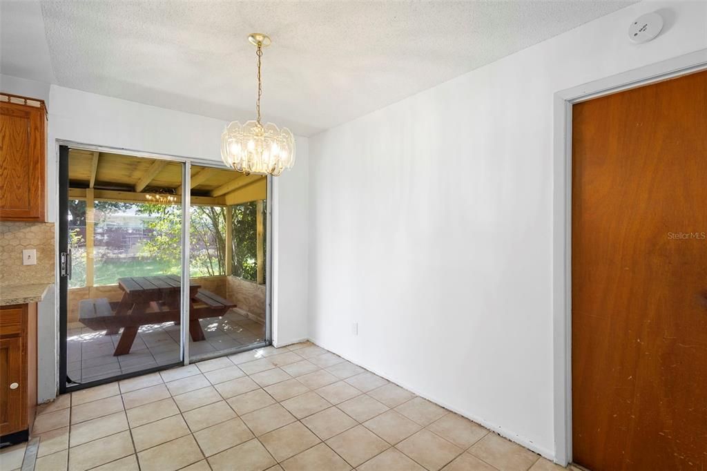 合同活跃: $285,000 (3 贝兹, 2 浴室, 1050 平方英尺)