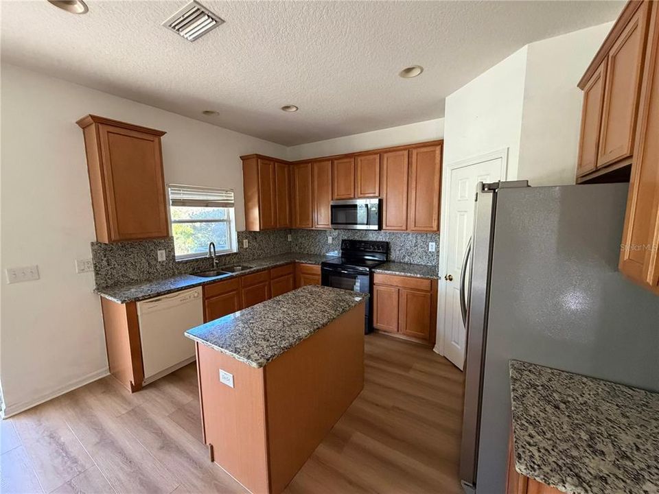 For Rent: $2,600 (5 beds, 3 baths, 2693 Square Feet)