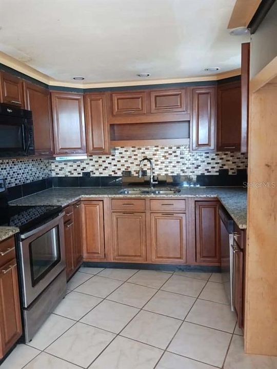 待售: $114,900 (1 贝兹, 2 浴室, 802 平方英尺)