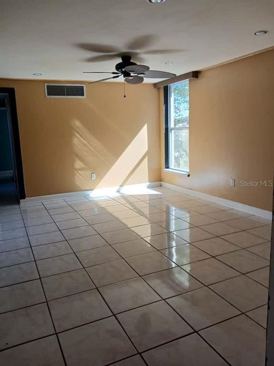 待售: $114,900 (1 贝兹, 2 浴室, 802 平方英尺)