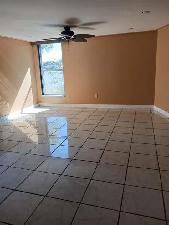 待售: $114,900 (1 贝兹, 2 浴室, 802 平方英尺)