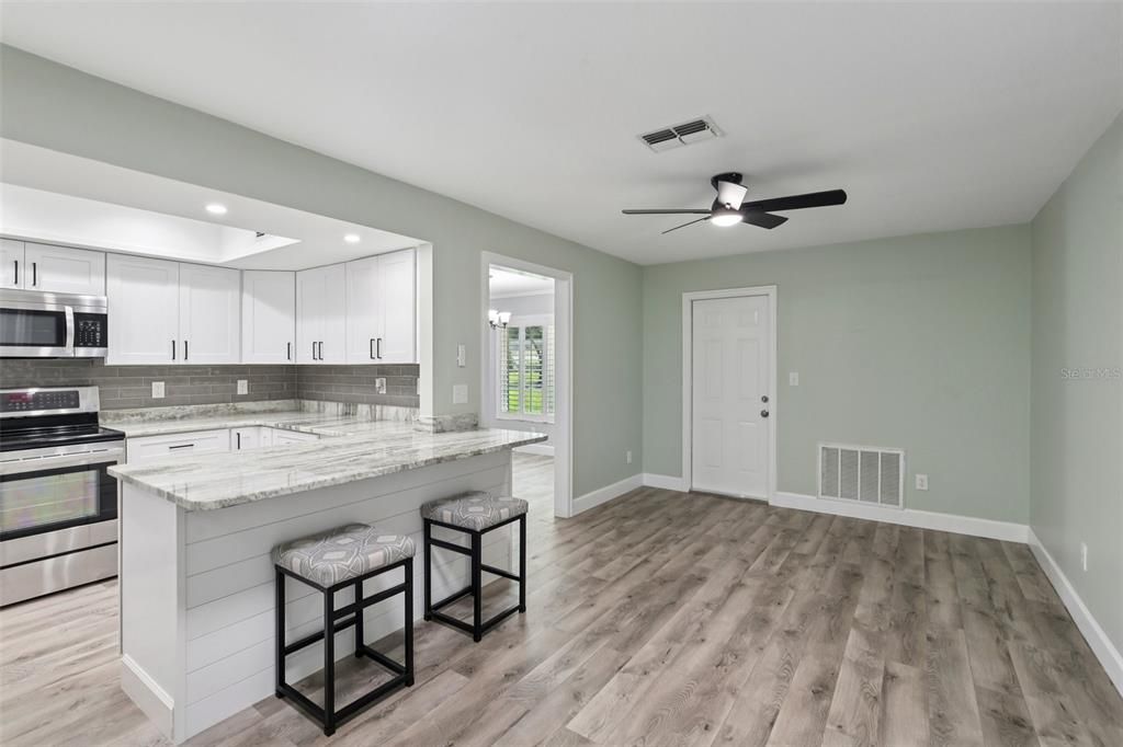 出租: $2,400 (2 贝兹, 2 浴室, 1578 平方英尺)