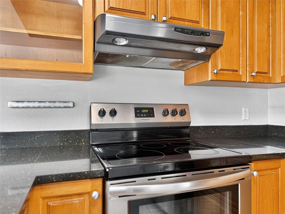 合同活跃: $376,000 (3 贝兹, 2 浴室, 1427 平方英尺)