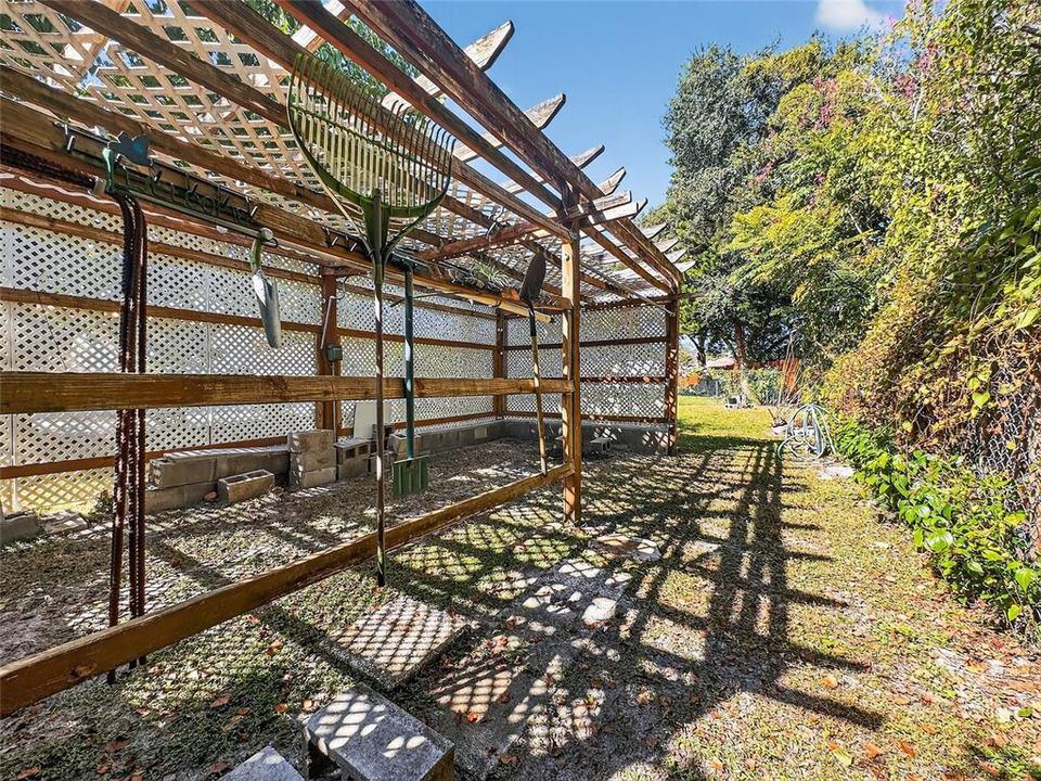 合同活跃: $376,000 (3 贝兹, 2 浴室, 1427 平方英尺)