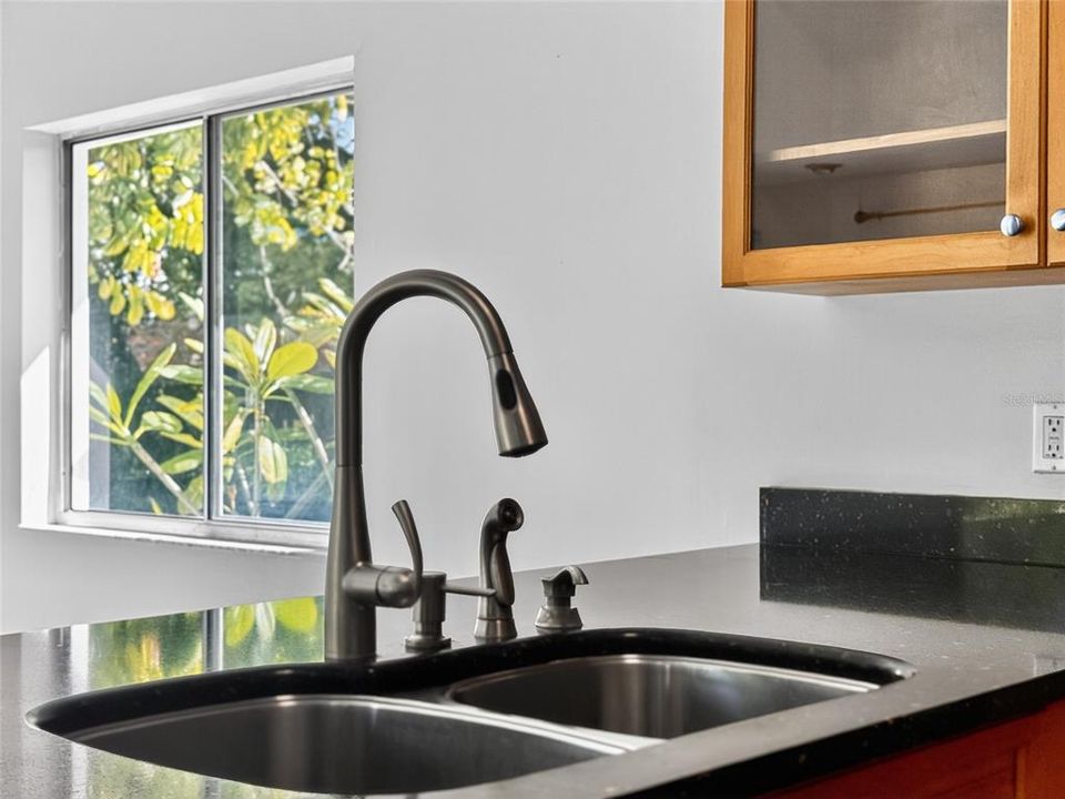 合同活跃: $376,000 (3 贝兹, 2 浴室, 1427 平方英尺)